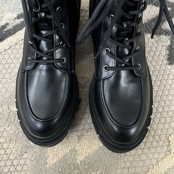 AE Lace Up Lug Boot - Picture 4 of 14